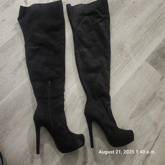 Chic Black Over-the-Knee Boots - Picture 2 of 3